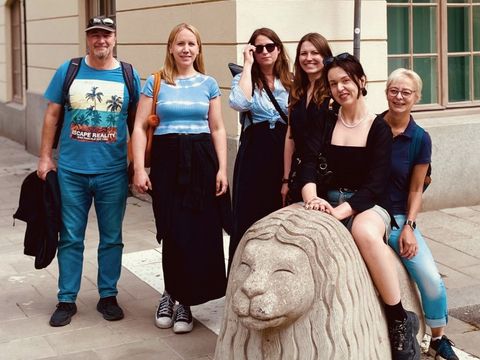 Gruppenbild der Teilnehmenden der ERASMUS-Mobilität in Stockholm vor der Folkuniversitetet
