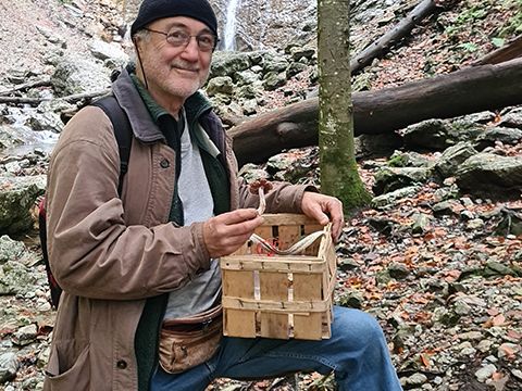Ludwig Schindler beim Pilze sammeln