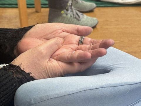 Handgeste im Schlafseminar mit Cornelia Michalek: Der Daumen drückt in der Handfläche einen bestimmten Punkt.