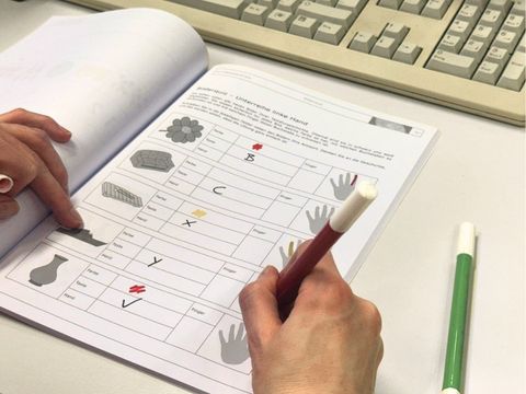 Ein aufgeschlagenes Heft für das Erlernen des Tastschreiben mittels Superlearning-Methode