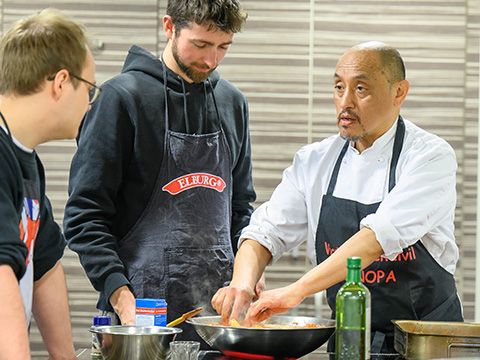 Victor Mendivil erklärt die Speisen-Zubereitung