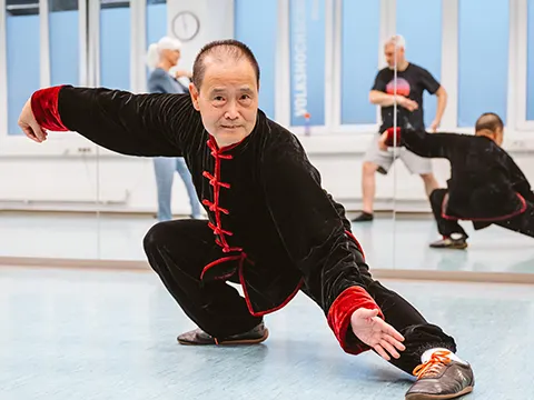 Kursleiter Honghao Wang - in Haltung "die Schlange kriecht über den Boden"
