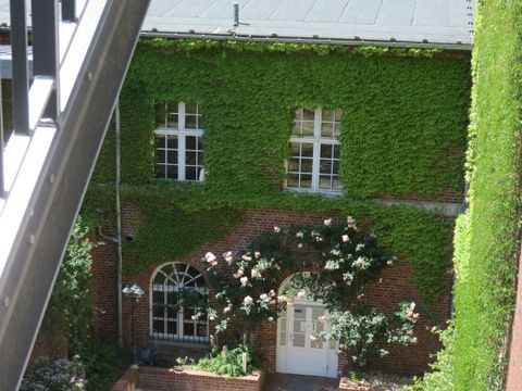 Gartenseite des Hauptgebäudes der Volkshochschule Steglitz-Zehlendorf