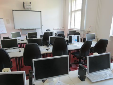 Klassenraum mit moderner Ausstattung wie Computer, Internet und Boards