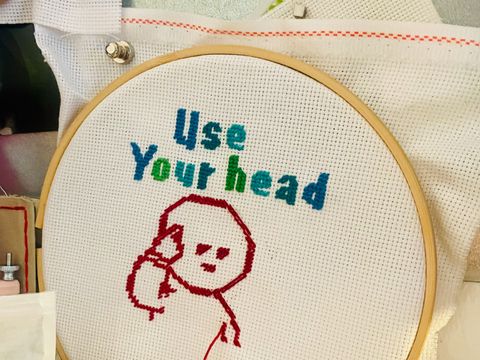 Slogan use your head gestickt