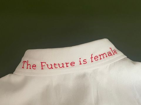 gestrickter Slogan the future is female