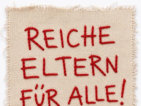 Gestickter Slogan Reiche Eltern für alle