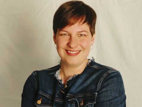 Portraitfoto Kristin Hall vor weißem Stoff