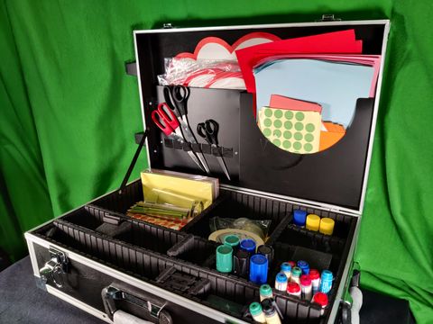 Moderationskoffer vor Greenscreen