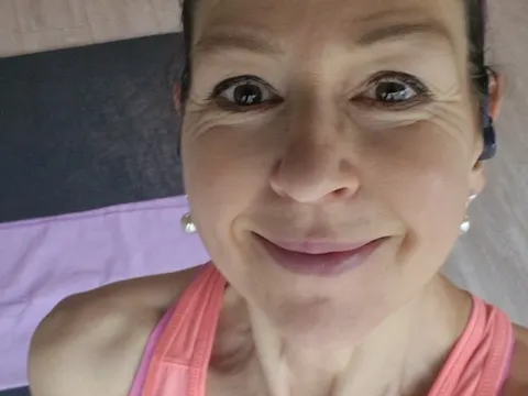 Selbstportrait Iris Schaub von oben fotografiert mit Yogamatte im Hintergrund