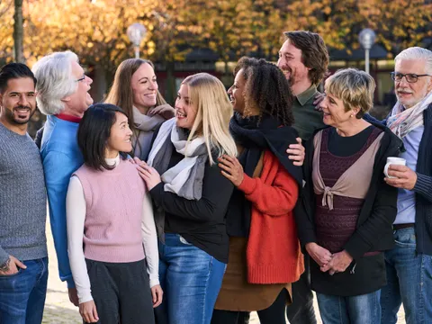 Menschengruppe mit jungen und älteren Frauen und Männern