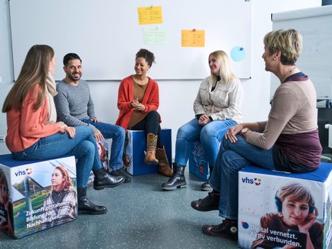Gruppe im Gespräch im Klassenraum