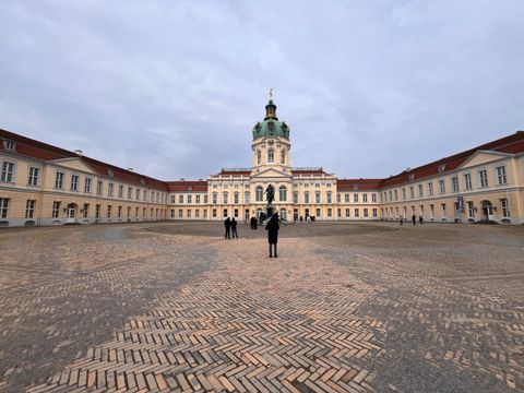Schloss Charlottenburg in Berlin mit Hof in der Totale fotografiert