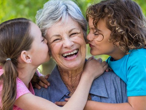 Oma-mit-Enkelinnen