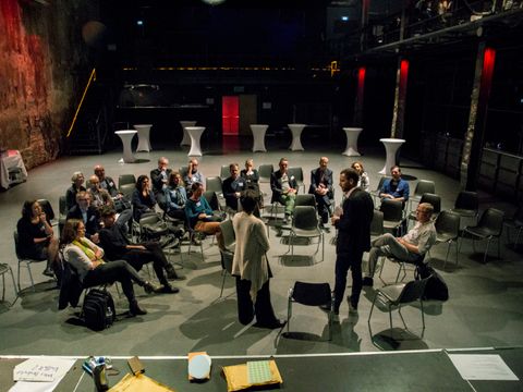 Referentin Tamara Constable und Referent Audris Muraitis (VHS Friedrichshain Kreuzberg) laden Teilnehmer*innen zu einer Fish Bowl Diskussion ein.