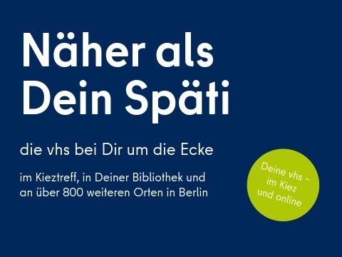 Motiv: "Näher als Dein Späti" die vhs bei Dir um die Ecke, im Kieztreff, in Deiner Bibliothek und an über 800 weiteren Orten in Berlin. Dazu ein Kreis mit dem Claim "Deine vhs – im Kiez und online"