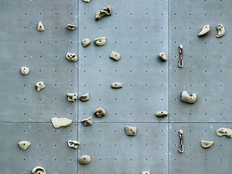 eine Kletterwand mit Greifelementen