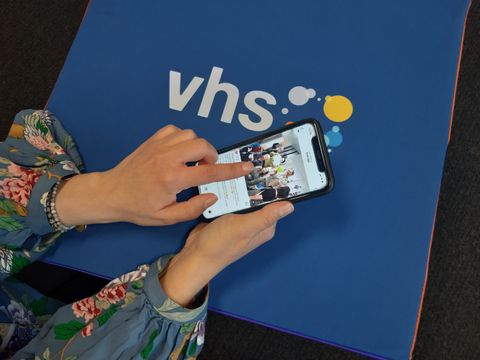 Eine Person scrollt auf einem Smartphone auf Instagram