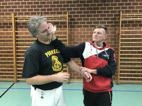 Mann wehrt Angreifer mit Hand ins Gesicht ab