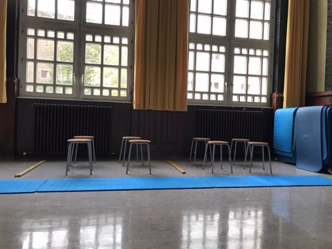 Rollenszenario Selbstverteidigung U-Bahn Situation nachgestellt in der Aula
