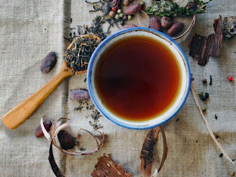 Teetasse mit Kräutern