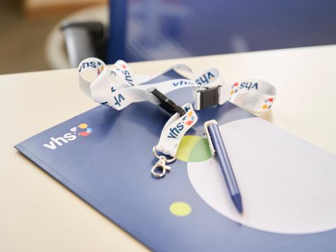 VHS Mappe, Stift und Schlüsselband