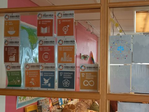 Holzrahmen mit bunten Plakaten
