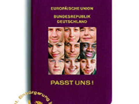 Plakat der Einbürgerungskampagne mit der Aufschrift ‚Europäische Union, Bundesrepublik Deutschland‘. Darauf sind acht verschiedene Gesichter abgebildet. Darunter steht der Slogan ‚Passt uns‘.