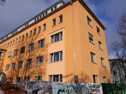 Orangefarbenes Gebäude