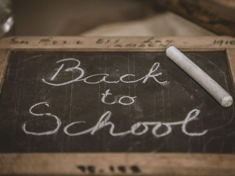 Tafel mit der Aufschrift "Back to School"