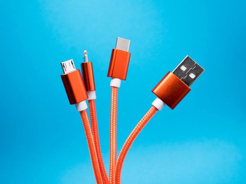 Vier rote Kabel mit unterschiedlichen Steckertypen