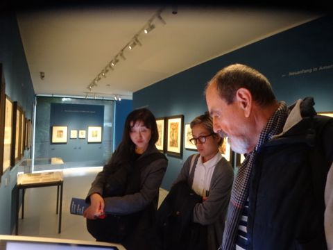 Im Kleinen Grosz Museum, v.l.n.r. Eun Joo Nam, Bussaraporn Thongchai und Eduard Jan Ditschek