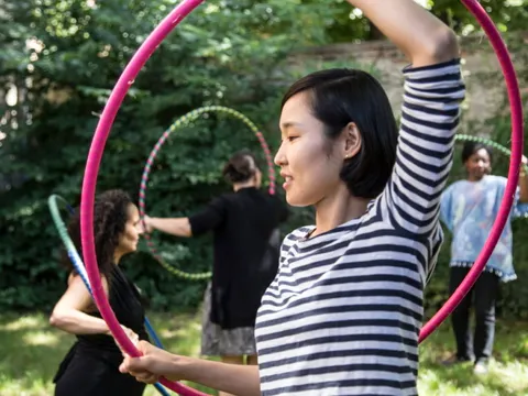 Hula-Hoop-Kurs im Garten