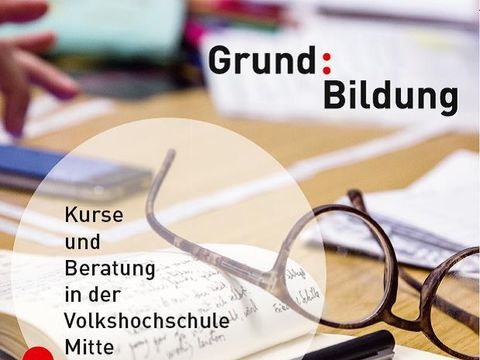 Plakat, auf dem steht die Überschrift Grund: Bildung und darunter Kurse und Beratung in der Volkshochschule Mitte