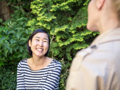 zwei Frauen im Gespräch