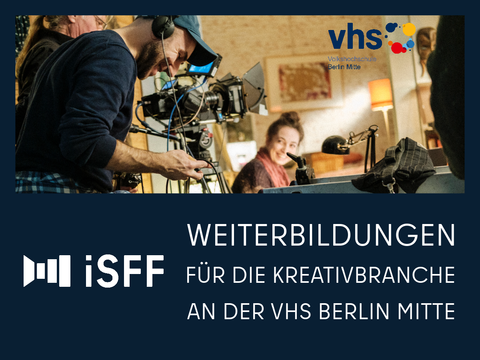 Filmcrew bei der Arbeit mit Kamera und Tonangel in einem Studio, im Hintergrund eine lächelnde Frau – Werbebild für Weiterbildungen in der Kreativbranche an der VHS Berlin Mitte, mit iSFF- und VHS-Logo.