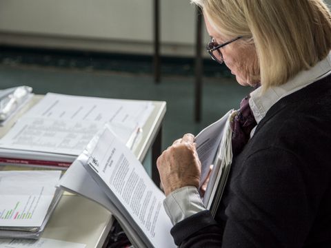 Frau sieht sich Dokumente an