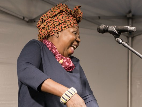 Frau am Mikrofon singt