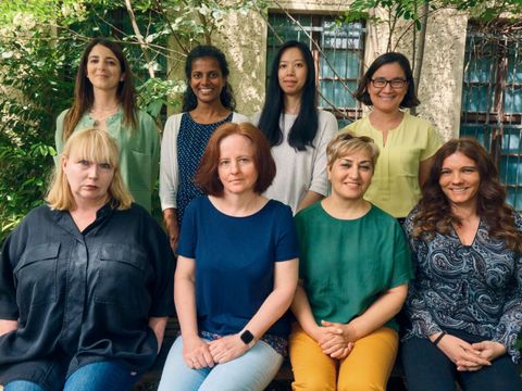 Acht Frauen, Teamfoto der Volkshochschule Berlin Mitte - Sachgebietsleitungen