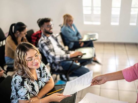 Klasse bekommt Zettel ausgehändigt