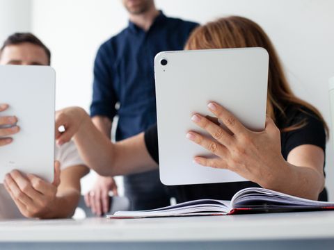 Lerngruppe am Tablet