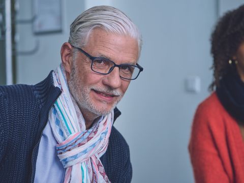 Mann schaut in Kamera