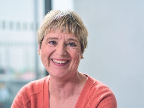 Frau schaut in Kamera