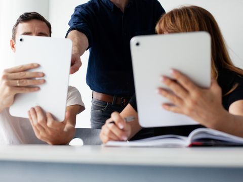 Menschen mit Tablet