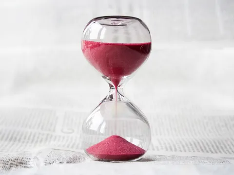 Sand rieselt in der Sanduhr nach unten, es wird knapp. Jetzt schnell zum Kurs anmelden.