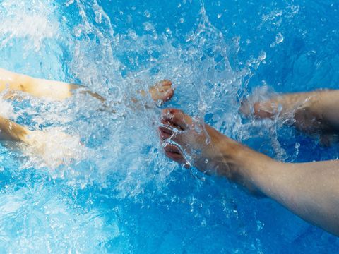 Füße planschen im Wasser