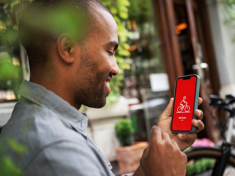Radfahrer benutzt die DB Rad+ App