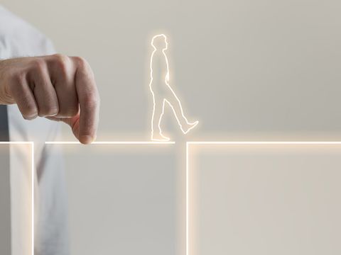 Geschäftsmann, der eine glühende Brückenpassage hält