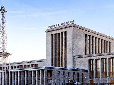 Messegebäude mit Berliner Funkturm