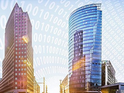 Gebäude am Potsdamer Platz in Berlin mit überblendeten Einsen und Nullen, der Grundlage der Digitalisierung